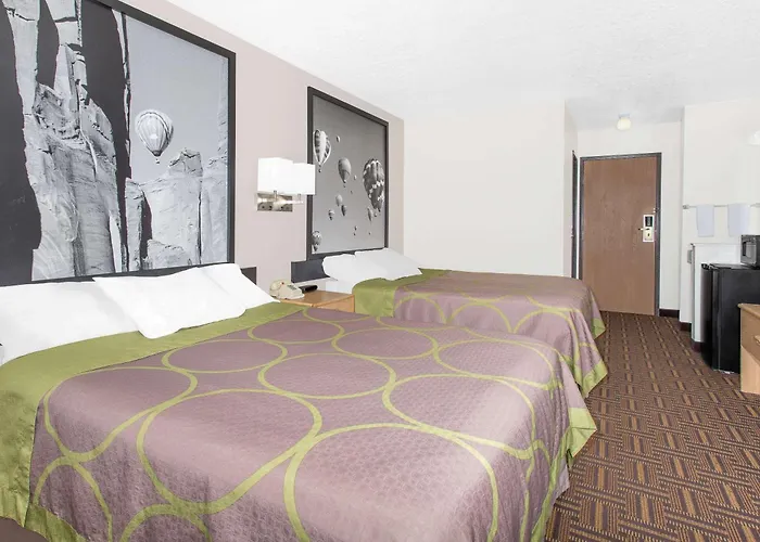 Super 8 By Wyndham Bloomfield